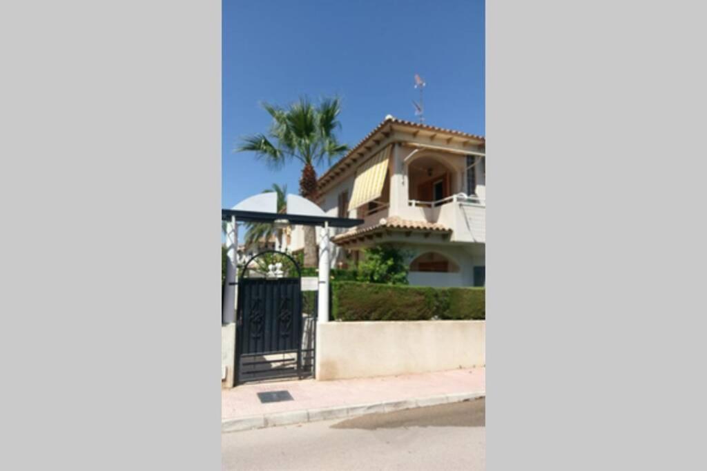 La Casa De La Palmera Apartment Торевиеха Екстериор снимка